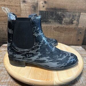 Shoes Of Soul Women’s Black/Gray Pull On Floral 1”Block Heel Rubber Boots Size 8